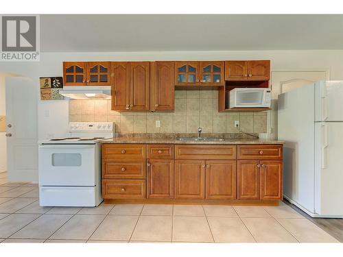 510 South Crest Drive, Kelowna, BC - Indoor Photo Showing Kitchen With Double Sink