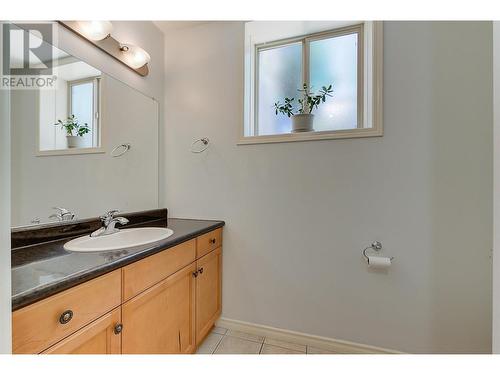 510 South Crest Drive, Kelowna, BC - Indoor Photo Showing Bathroom