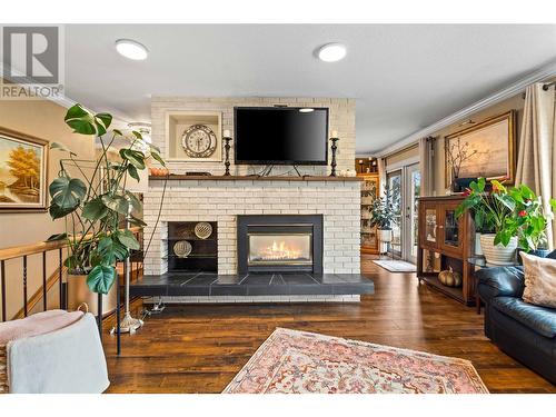 1102 Bentien Road, Kelowna, BC - Indoor Photo Showing Living Room With Fireplace