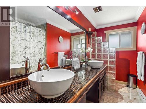 1102 Bentien Road, Kelowna, BC - Indoor Photo Showing Bathroom