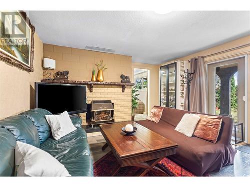 1102 Bentien Road, Kelowna, BC - Indoor Photo Showing Living Room With Fireplace