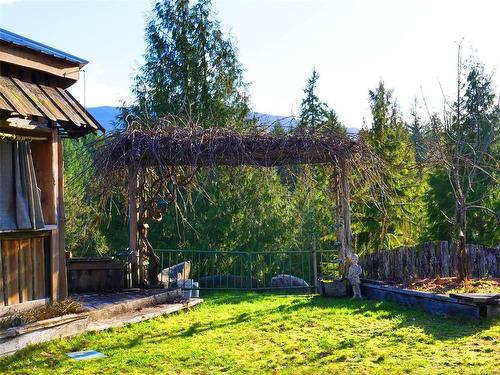 5795 Kapoor Rd, Duncan, BC - Outdoor With Backyard