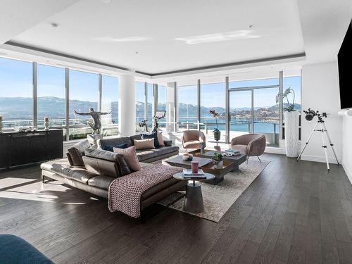 3501-1191 Sunset Drive, Kelowna, BC - Indoor Photo Showing Living Room