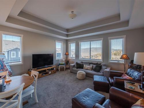 1099 Holden Road, Penticton, BC - Indoor Photo Showing Living Room