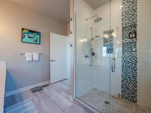 1099 Holden Road, Penticton, BC - Indoor Photo Showing Bathroom
