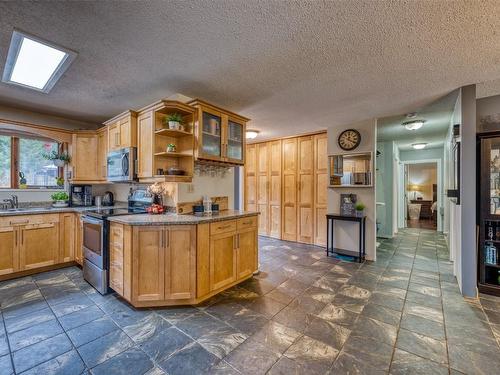 5247 Mayfair Road, Salmon Arm, BC - Indoor Photo Showing Kitchen