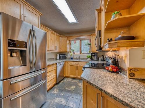 5247 Mayfair Road, Salmon Arm, BC - Indoor Photo Showing Kitchen With Double Sink