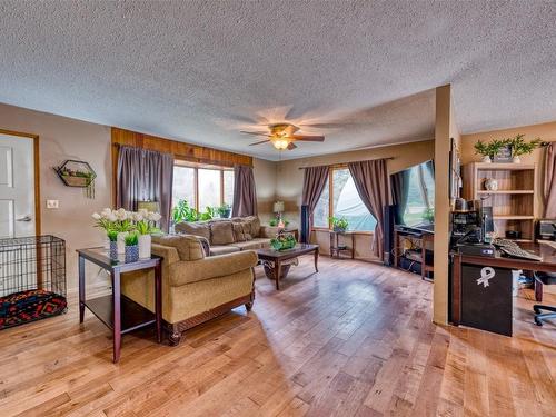 5247 Mayfair Road, Salmon Arm, BC - Indoor Photo Showing Living Room