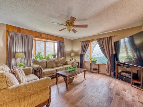 5247 Mayfair Road, Salmon Arm, BC - Indoor Photo Showing Living Room