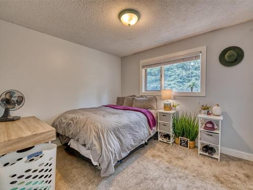5247 Mayfair Road, Salmon Arm, BC - Indoor Photo Showing Bedroom