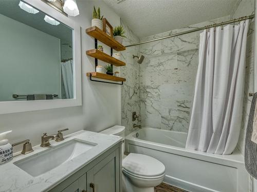 5247 Mayfair Road, Salmon Arm, BC - Indoor Photo Showing Bathroom