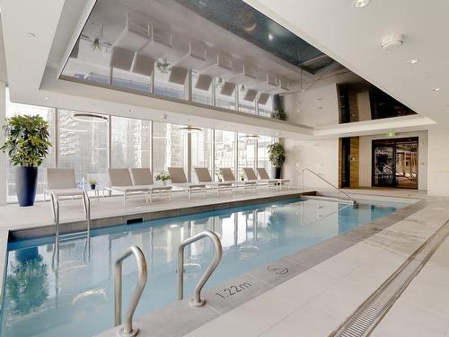 Piscine - 3907-720 Rue St-Jacques, Montréal (Ville-Marie), QC - Indoor Photo Showing Other Room With In Ground Pool