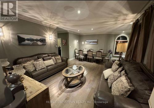70 Kilkenny Trail, Bradford West Gwillimbury, ON - Indoor Photo Showing Living Room