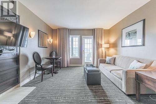 2448-49 - 90 Highland Drive, Oro-Medonte, ON - Indoor Photo Showing Living Room