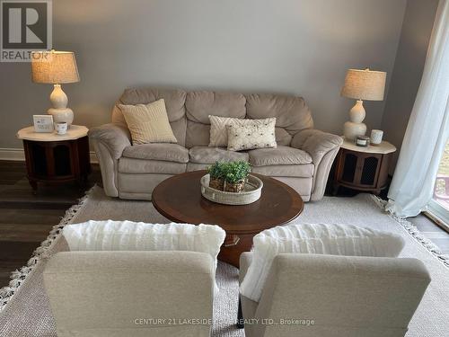 17 Poplar Crescent, Ramara, ON - Indoor Photo Showing Living Room