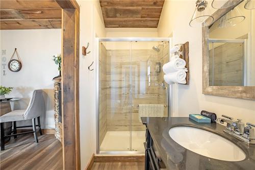 1090 Niagara Stone Road, Niagara-On-The-Lake, ON - Indoor Photo Showing Bathroom