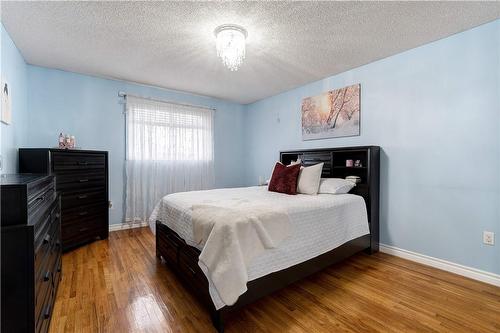 144 Solomon Crescent, Hamilton, ON - Indoor Photo Showing Bedroom