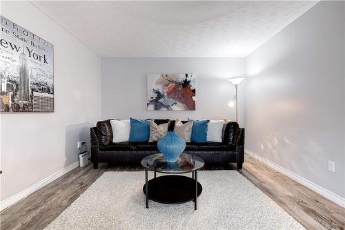 144 Solomon Crescent, Hamilton, ON - Indoor Photo Showing Living Room
