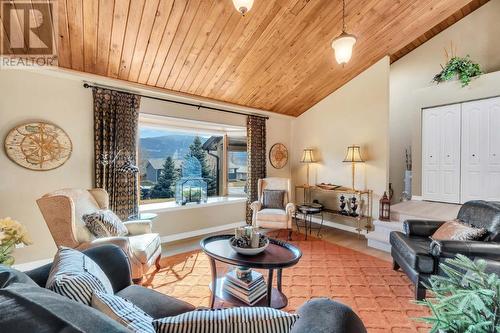 2463 Irvine Ave, Merritt, BC - Indoor Photo Showing Living Room