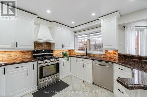 2550 Wickham Rd, Mississauga, ON - Indoor Photo Showing Kitchen With Upgraded Kitchen