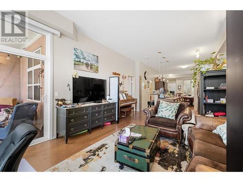1331 Ellis Street Unit# 209, Kelowna, BC - Indoor Photo Showing Living Room