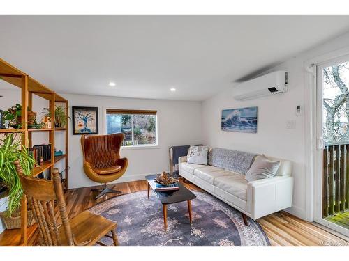 1652 Begbie St, Victoria, BC - Indoor Photo Showing Living Room