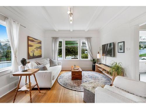 1652 Begbie St, Victoria, BC - Indoor Photo Showing Living Room