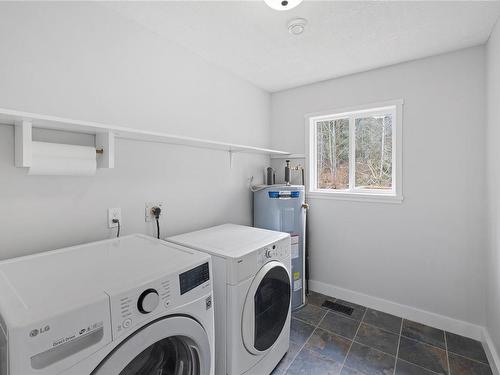 390 Fourneau Way, Parksville, BC - Indoor Photo Showing Laundry Room