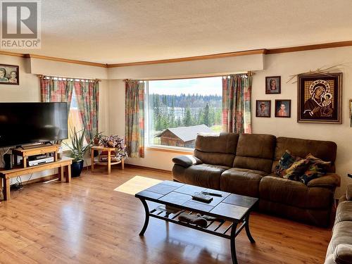 7115 Connie Road, Bridge Lake, BC - Indoor Photo Showing Living Room