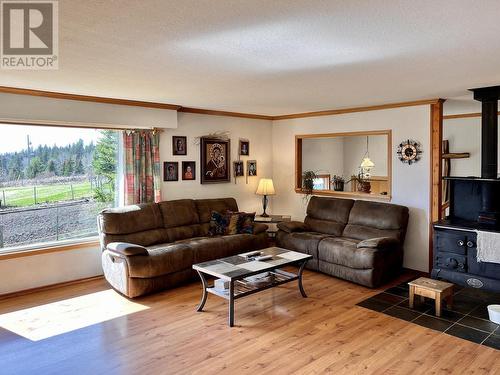 7115 Connie Road, Bridge Lake, BC - Indoor Photo Showing Living Room