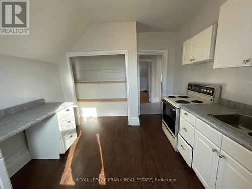 #1&2 -5 Sussex St N, Kawartha Lakes, ON - Indoor Photo Showing Kitchen