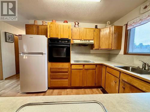 1950 27 Avenue Ne, Salmon Arm, BC - Indoor Photo Showing Kitchen