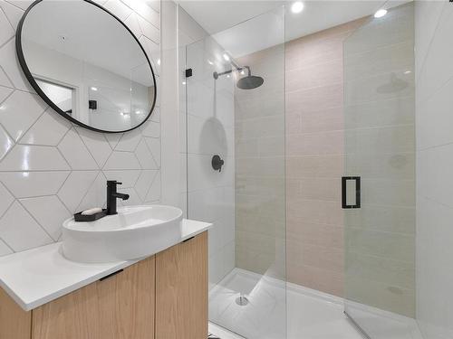 408-1301 Hillside Ave, Victoria, BC - Indoor Photo Showing Bathroom