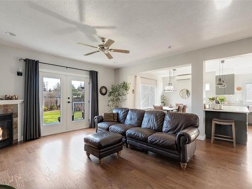 4249 Oakview Pl, Saanich, BC - Indoor Photo Showing Living Room With Fireplace