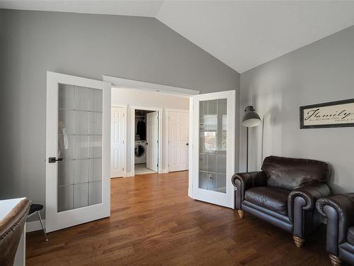 4249 Oakview Pl, Saanich, BC - Indoor Photo Showing Living Room