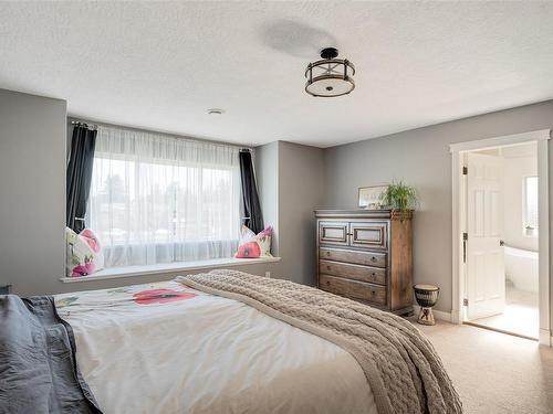 4249 Oakview Pl, Saanich, BC - Indoor Photo Showing Bedroom