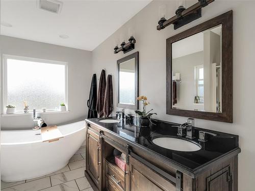 4249 Oakview Pl, Saanich, BC - Indoor Photo Showing Bathroom