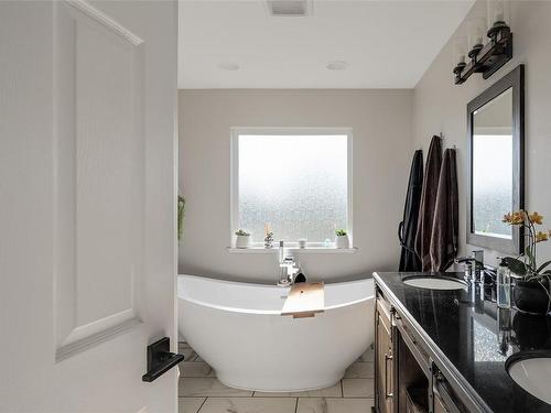 4249 Oakview Pl, Saanich, BC - Indoor Photo Showing Bathroom