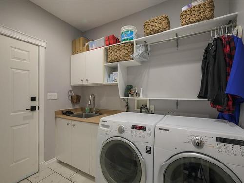 4249 Oakview Pl, Saanich, BC - Indoor Photo Showing Laundry Room
