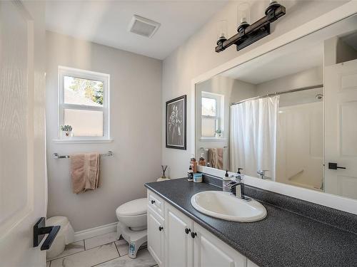 4249 Oakview Pl, Saanich, BC - Indoor Photo Showing Bathroom