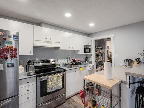 4249 Oakview Pl, Saanich, BC - Indoor Photo Showing Kitchen