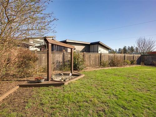 4249 Oakview Pl, Saanich, BC - Outdoor