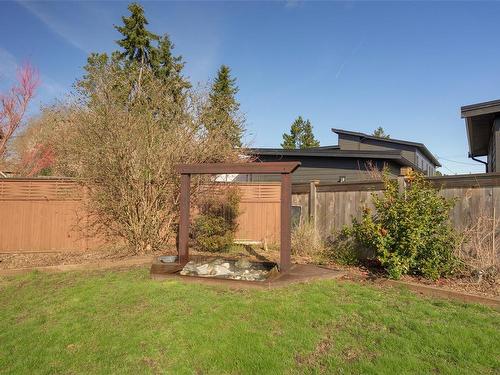 4249 Oakview Pl, Saanich, BC - Outdoor