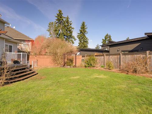 4249 Oakview Pl, Saanich, BC - Outdoor