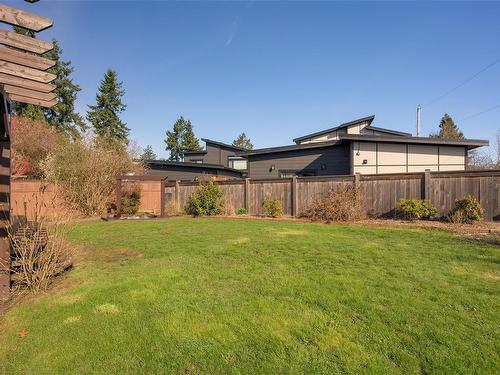 4249 Oakview Pl, Saanich, BC - Outdoor