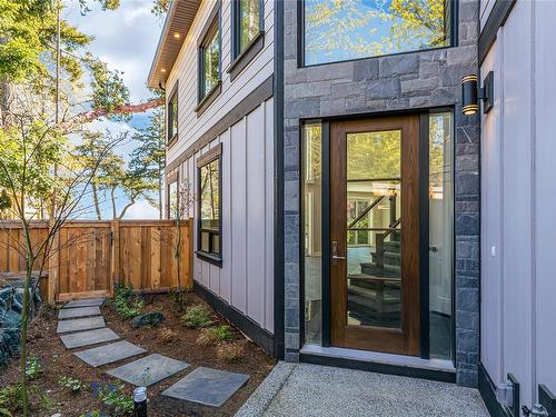 3560 Bonnie Dr, Nanaimo, BC - Outdoor With Exterior