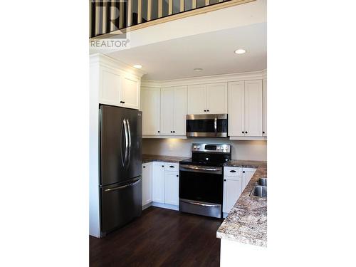 427 Hummingbird Avenue, Vernon, BC - Indoor Photo Showing Kitchen