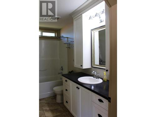 427 Hummingbird Avenue, Vernon, BC - Indoor Photo Showing Bathroom