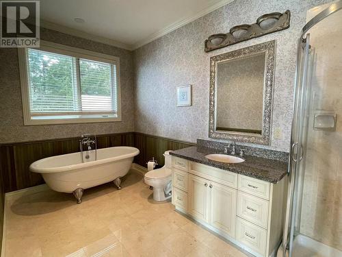8935 Lawrence Way, West Vancouver, BC - Indoor Photo Showing Bathroom