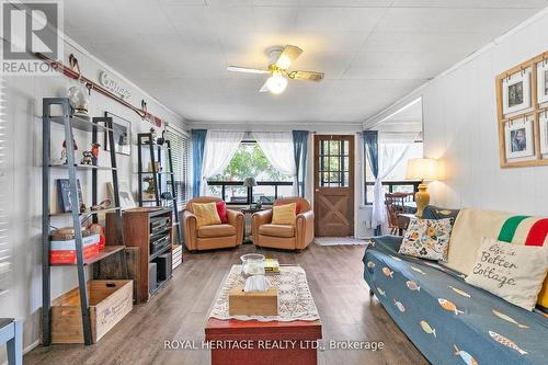 18 Third St, Kawartha Lakes, ON - Indoor Photo Showing Living Room